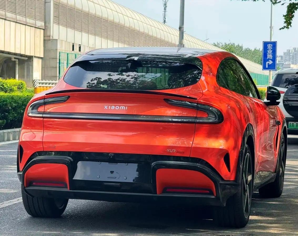 雷军称小米汽车熔岩橙配色敢买的人太少小米YU7熔岩橙配色确实很帅！ 