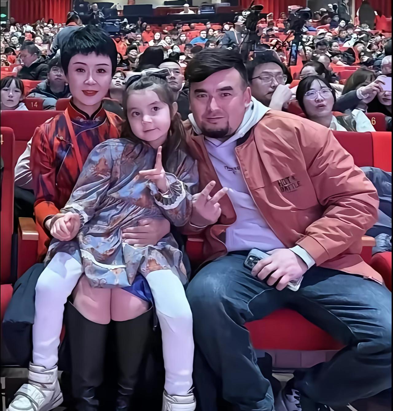 贺娇龙的女儿还那么小，

如今却失去了母亲，

现在只能与父亲相依为命了。

贺