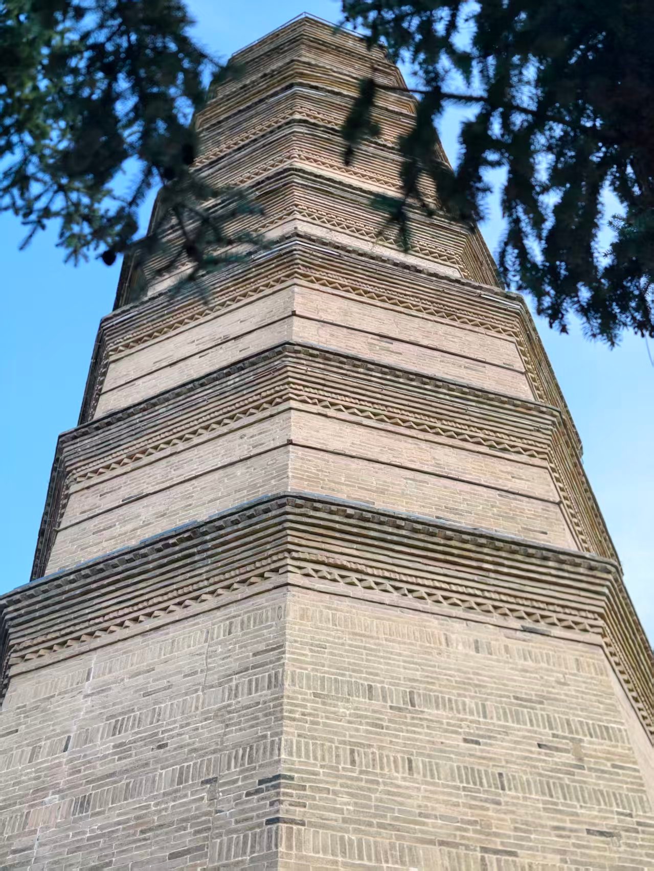儿时记忆中的延安宝塔，是课本里反复品读、旧版人民币上定格的样子，此次走进延安，亲