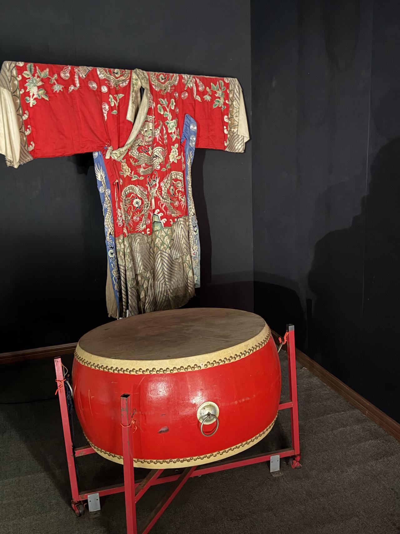 京剧服饰美轮美奂
身为一名伪票友的我，对京剧里的服饰则情有独钟，参观四川大邑的京