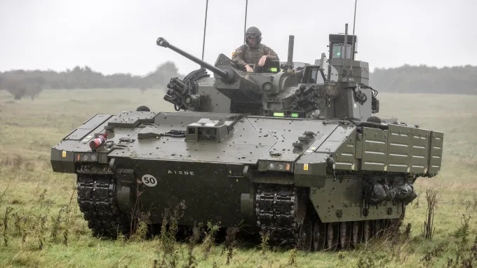 部队在测试阿贾克斯战车后，因身体状况不佳而无法部署。拉里萨·布朗，2025年11