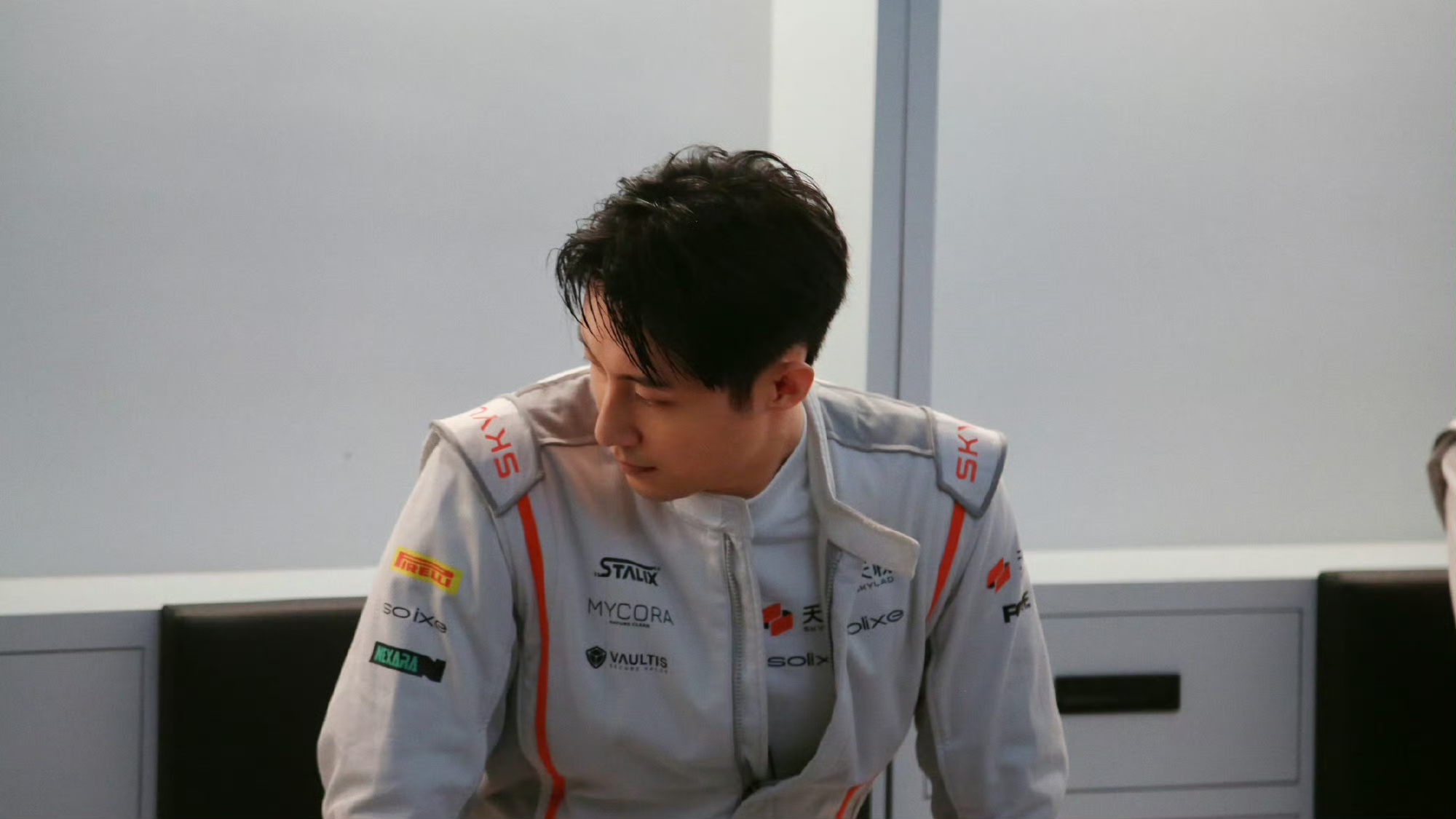 黄景瑜林臻东破次元同框  咱就说，我们的黄景瑜前一秒在赛场上看赛车，下一秒就和我