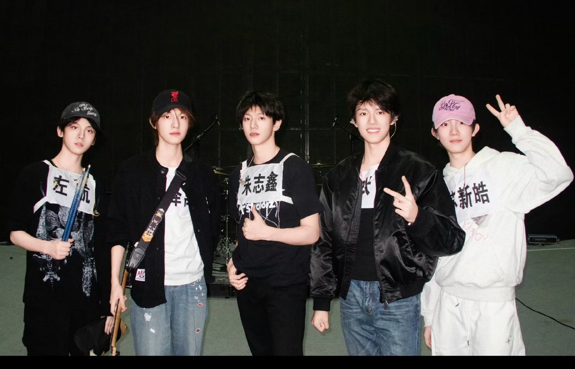 Top登陆少年朱志鑫 张泽禹 张极 左航 苏新皓也要去微博之夜了，这是第一次去大