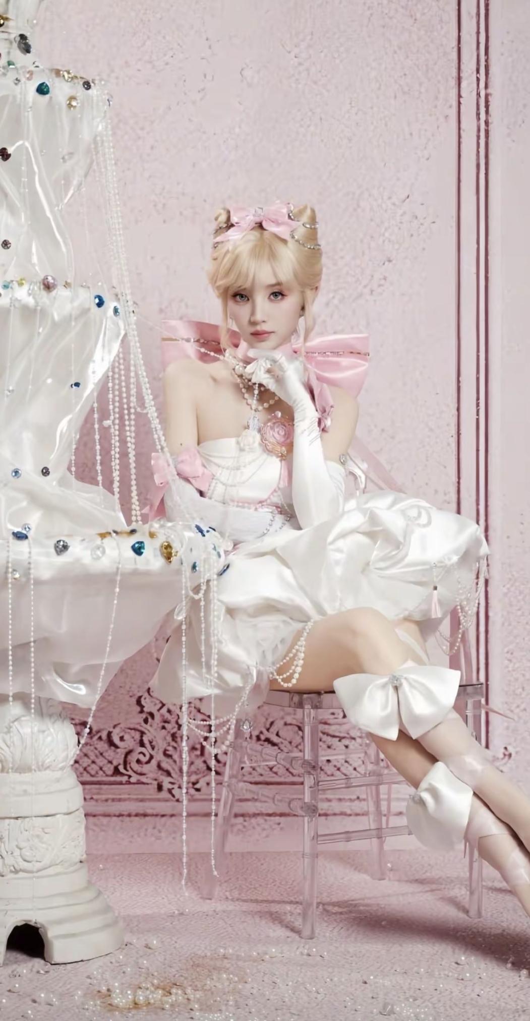 田曦薇金发玛丽猫公主造型💖
抹胸花苞短礼裙搭配珍珠流苏与粉色蝴蝶结，甜美元气直
