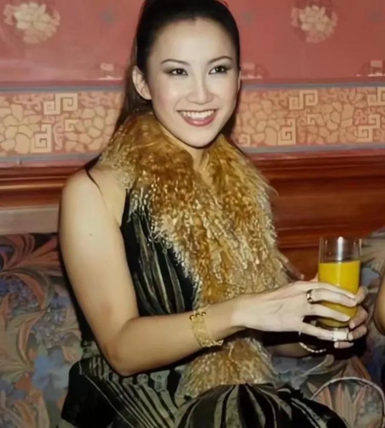 李玟的姐姐李思林表示心痛，因为李玟的遗体将被解剖。根据香港政府的规定，非病死的人
