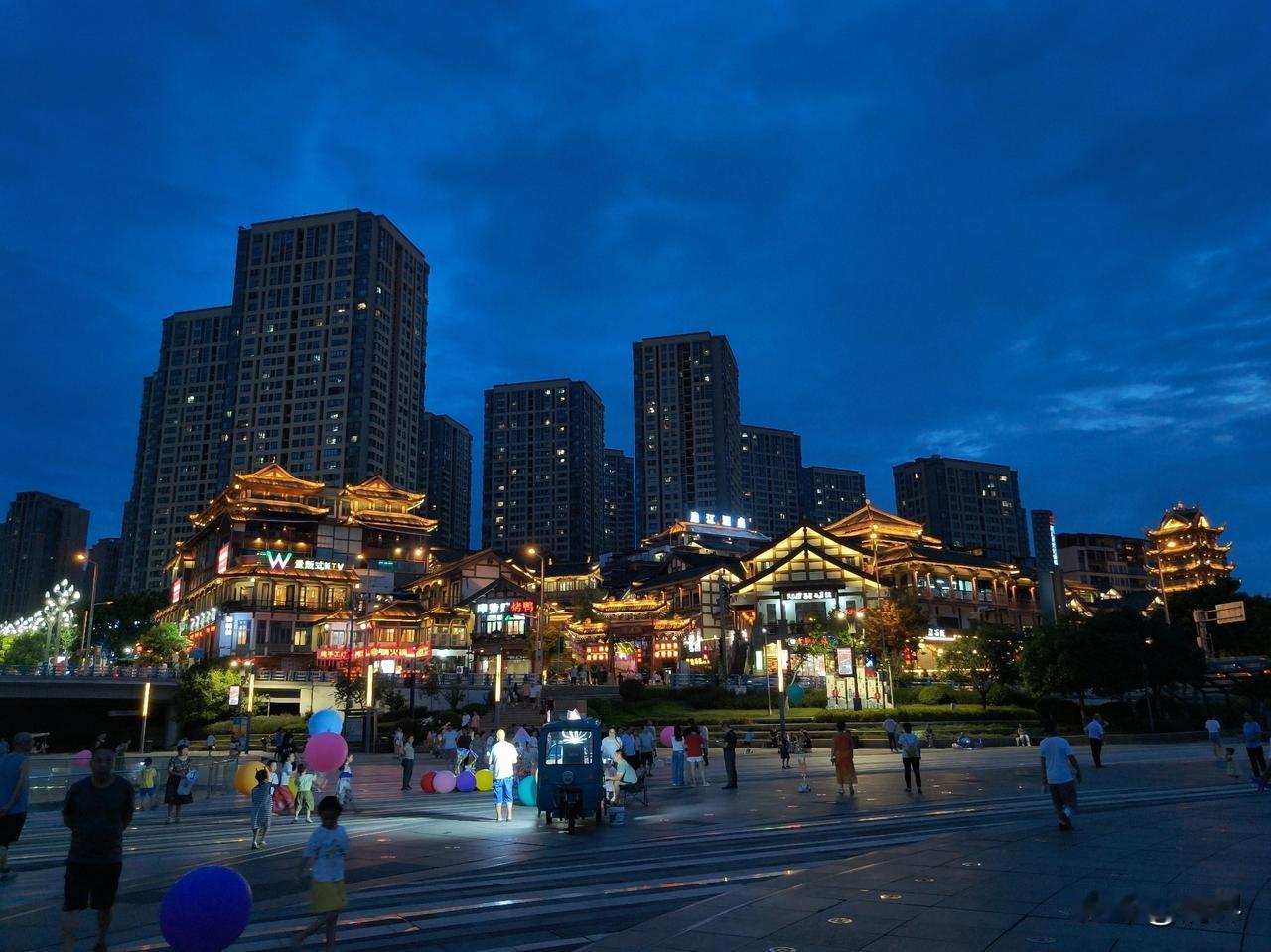 你们都说重庆是幸福之城！
于是我努力考了这里的大学，最后千方百计的留在了这里，远