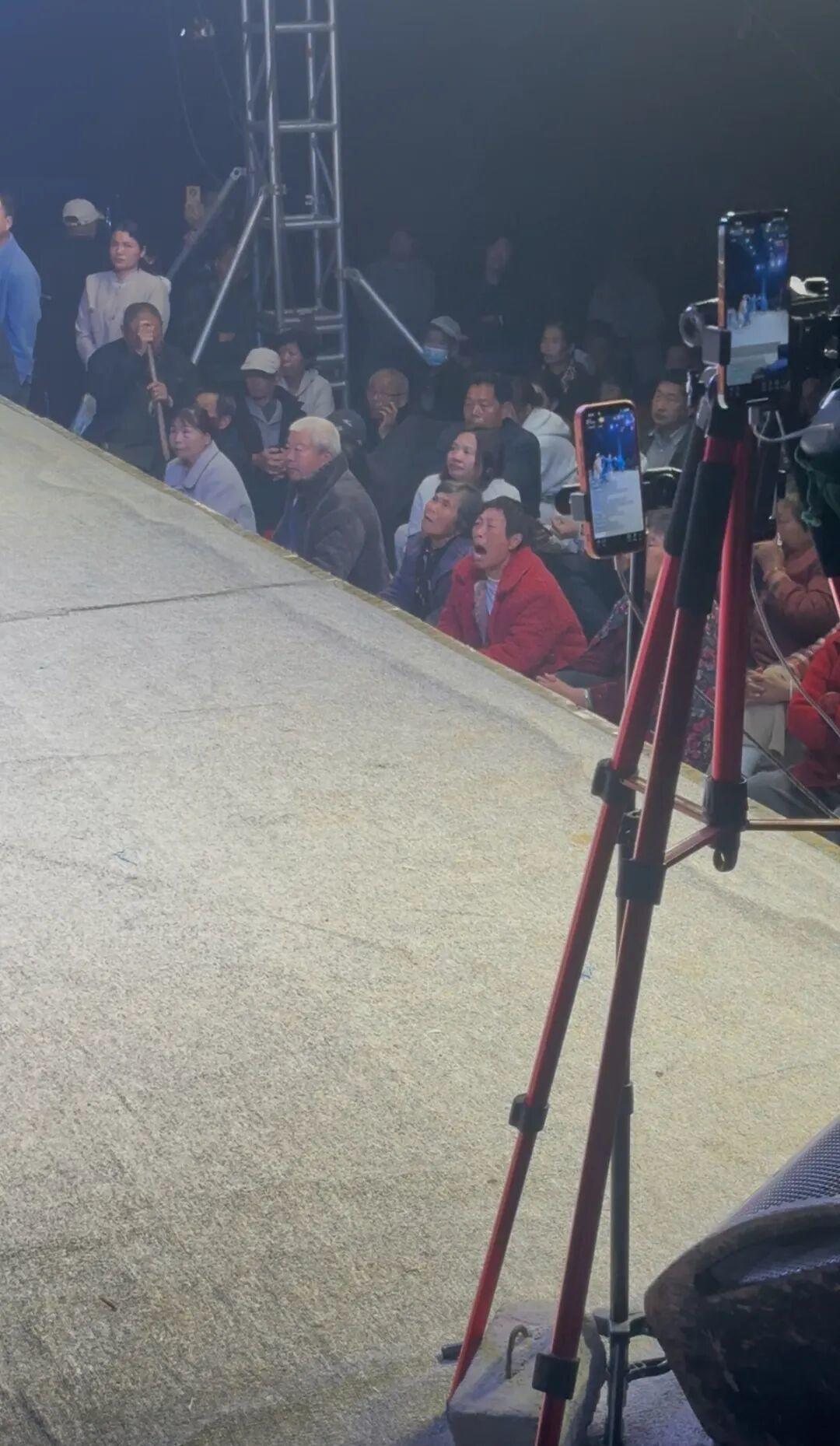 河南豫剧《清风亭》演出轰动全国，看戏的一位大哥因感动而五官悲伤，强行憋泪的画面被