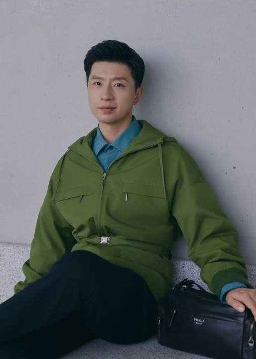 马龙prada蓝绿撞色蓝绿撞色在马龙身上太适配了，Prada这套造型自带柔光滤镜