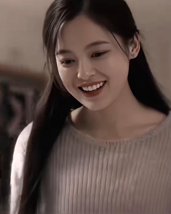 以前的辛芷蕾长得挺好看的啊，

怎么就信什么迷信，厚嘴唇能红？

难不成现在红了