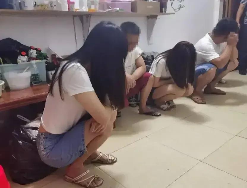 小区大妈又立大功！成功举报2名年轻女性和5名男性进行卖淫嫖娼活动，年龄都不大。

