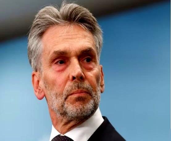 这事儿最有意思的，是他自己写了封长信，把自己给卖了。
前脚刚跟全世界拍胸脯，说“