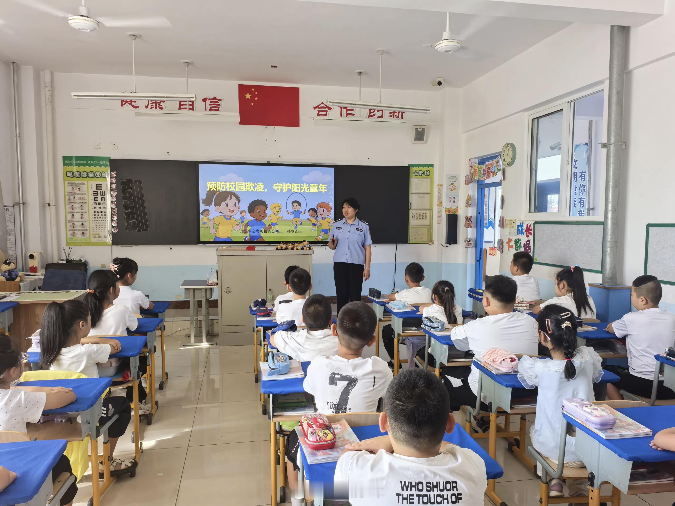 丹东市振兴区司法局联合多家单位走进汤池镇中心小学开展沉浸式普法。宣讲紧扣小学生身