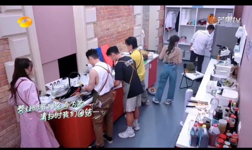 《中餐厅》为何不装餐厅专用洗碗机?
如题，为何不装餐厅专用的高温大功率洗碗机，十