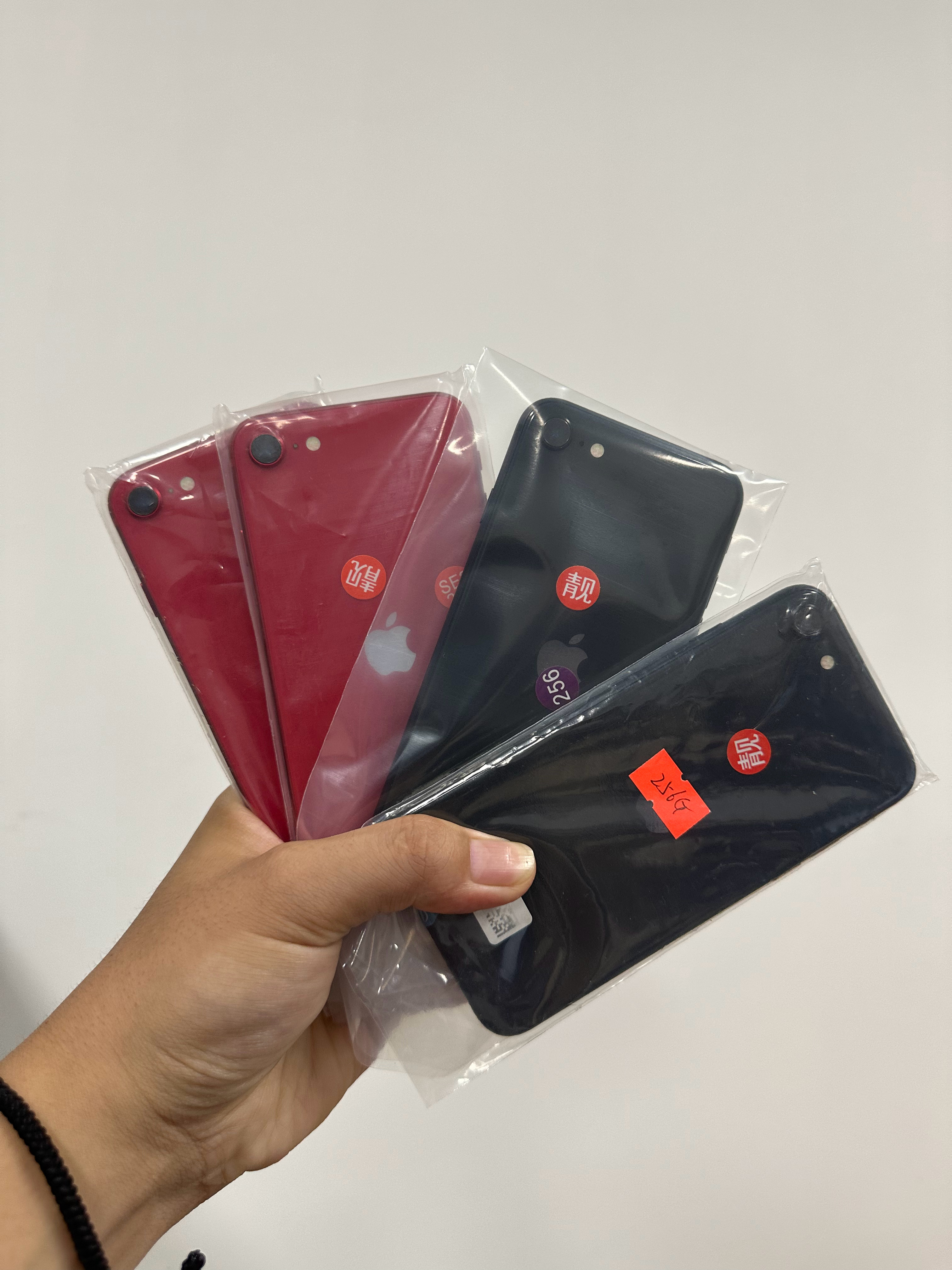 搞了几台Se2 256G，不到1K可以拿下，重点是还可以更新iOS 26[二哈]