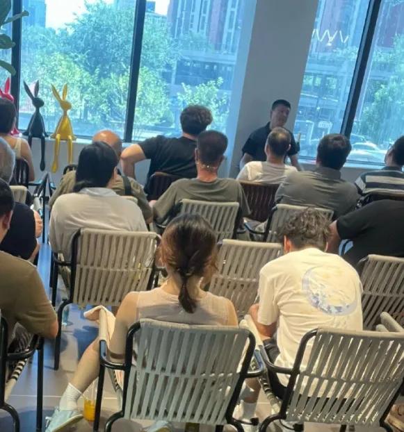 某袁姓历史发明家在北京组织起了粉丝聚会。说实话我就觉得挺奇怪的，这些粉丝到底是什