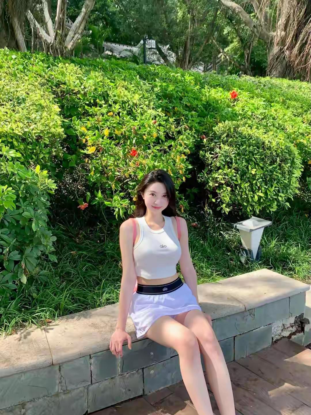 夏日清新穿搭，绿意盎然中感受自然之美！🌿💚
