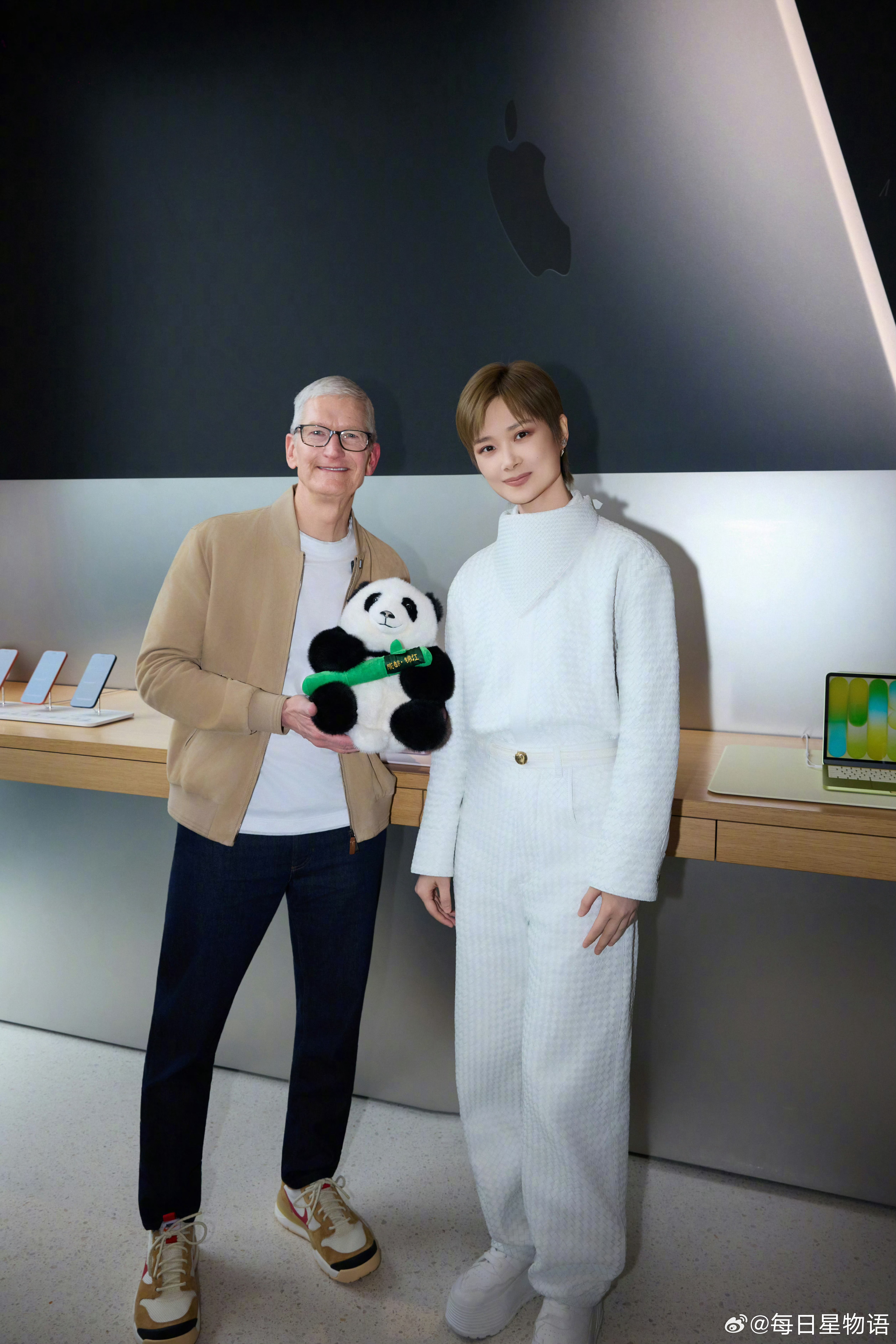 库克感谢艺术家李宇春 以特邀艺术家身份在品牌活动舞台惊艳亮相，演出结束库克立刻带