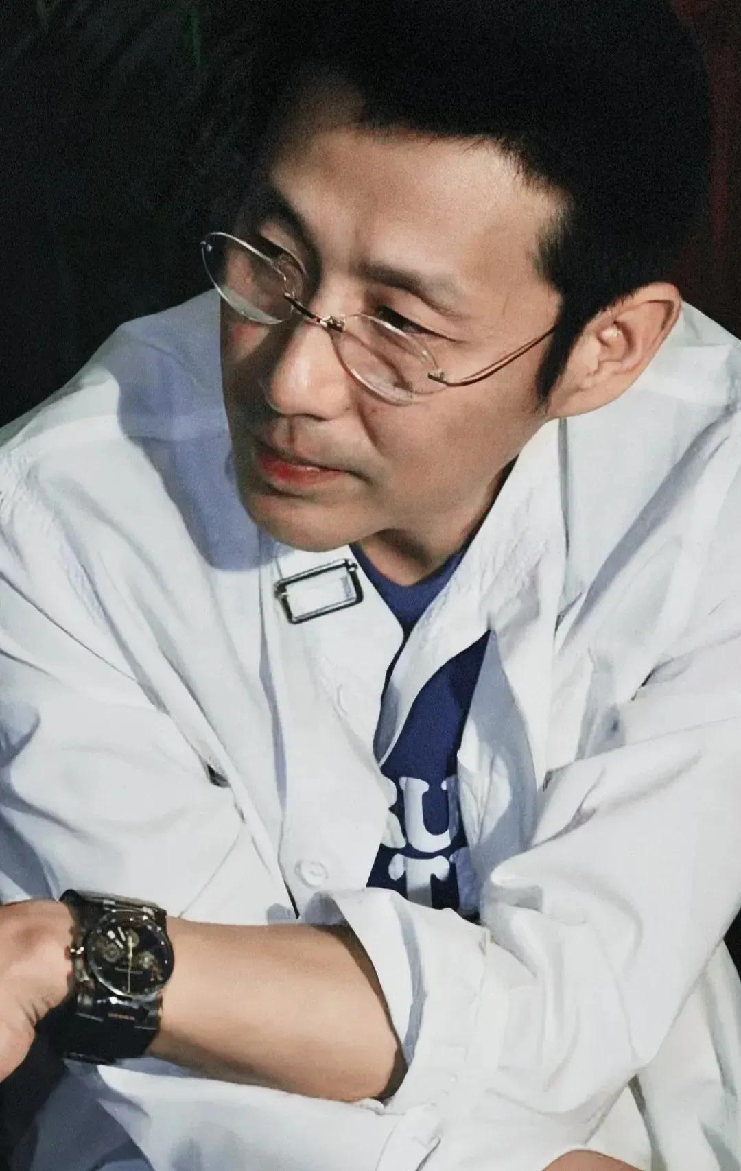 我坚决绕开这12款鞋履雷区：

1. 拒绝斯凯奇，其貌不扬难言时尚，性价比天平失