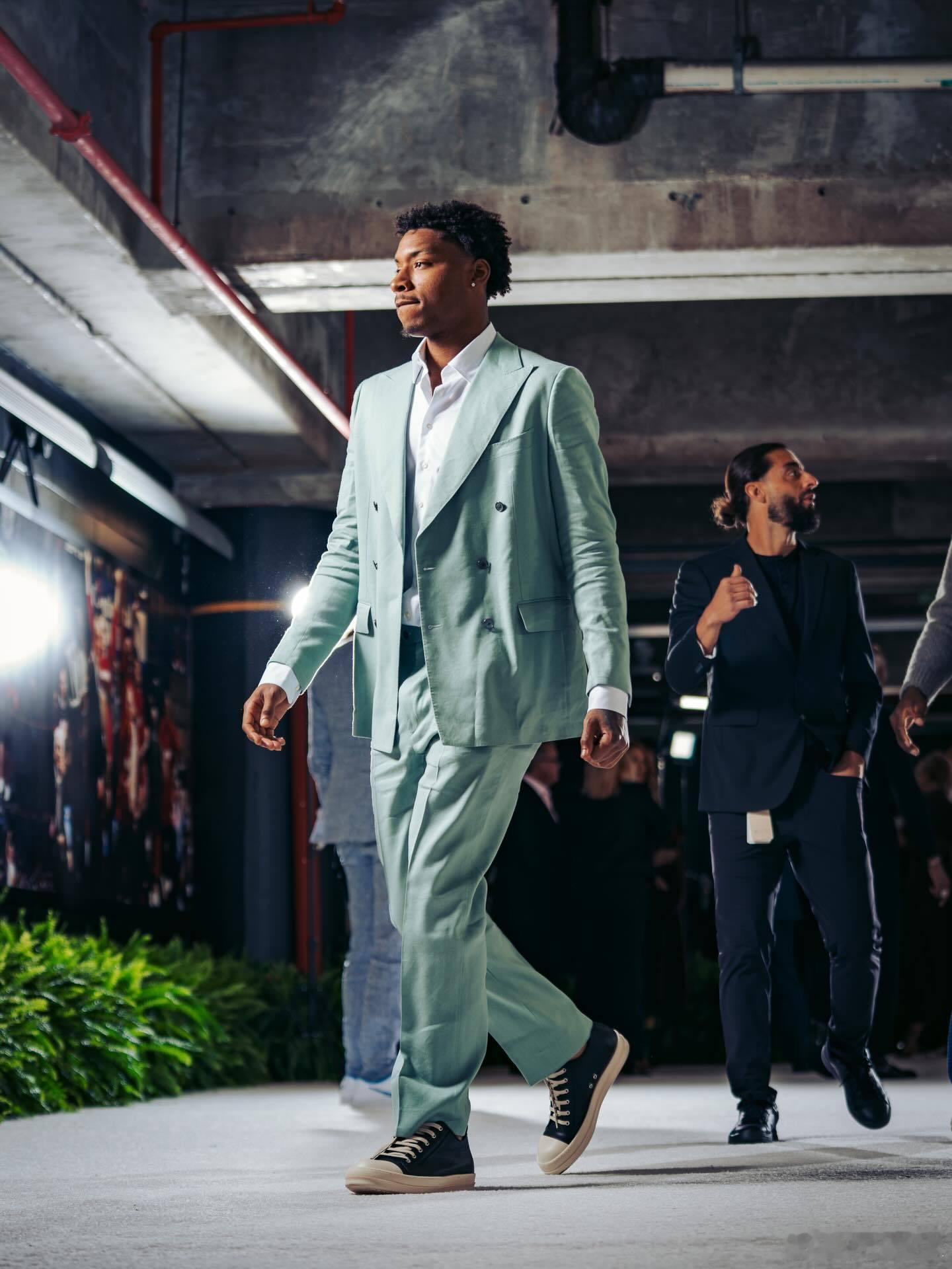 场上铁血硬汉，场下全员型男。热火球员出席晚宴，全员西装杀，这气质不输模特吧nba