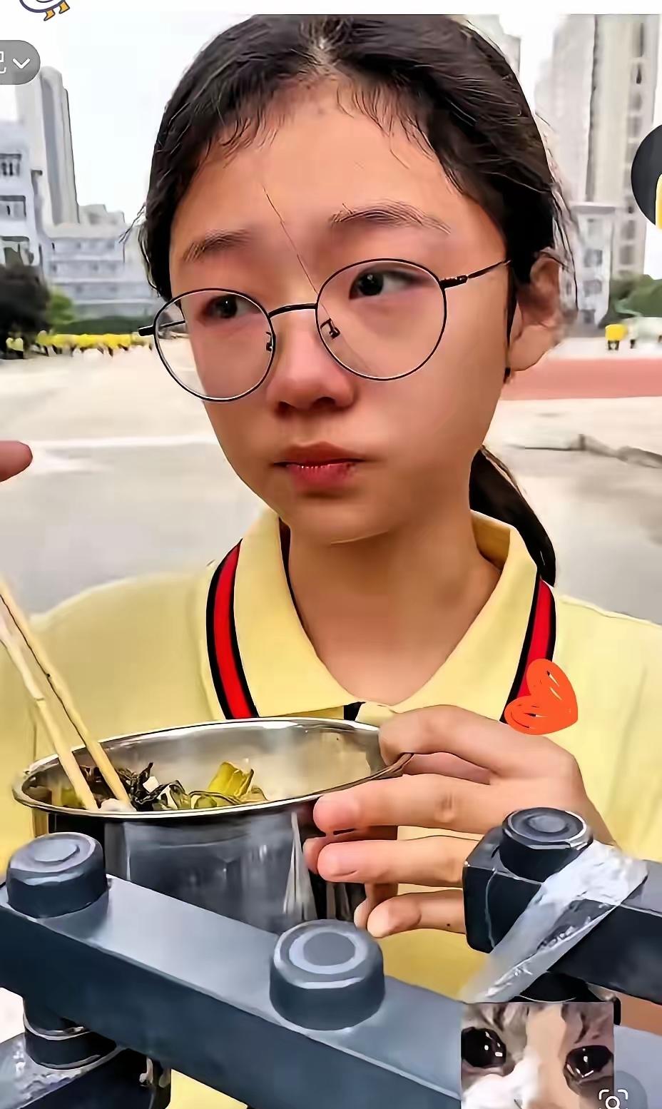 江苏盐城，一个13岁的女孩，身高一米七三，坐在教室最后一排。午饭时间，同学都去了