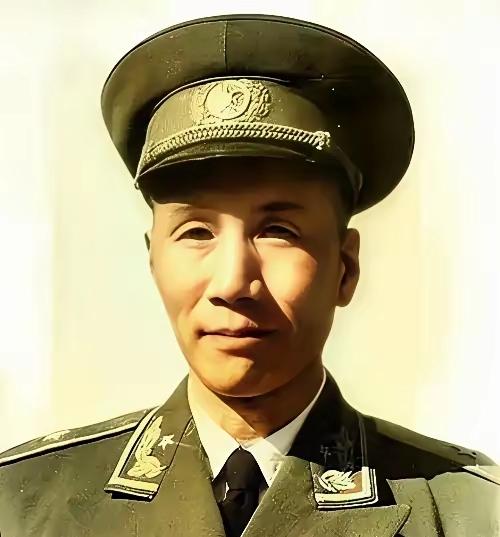 1941年，国军团长准备投奔新四军，谁知夜里却被暗杀，被捅了3刀，却没死，杀手走