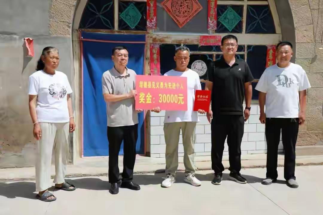 谁说英雄只存于荧幕传奇？市井田间的普通人，往往藏着最纯粹的热血与善良。
（个人观