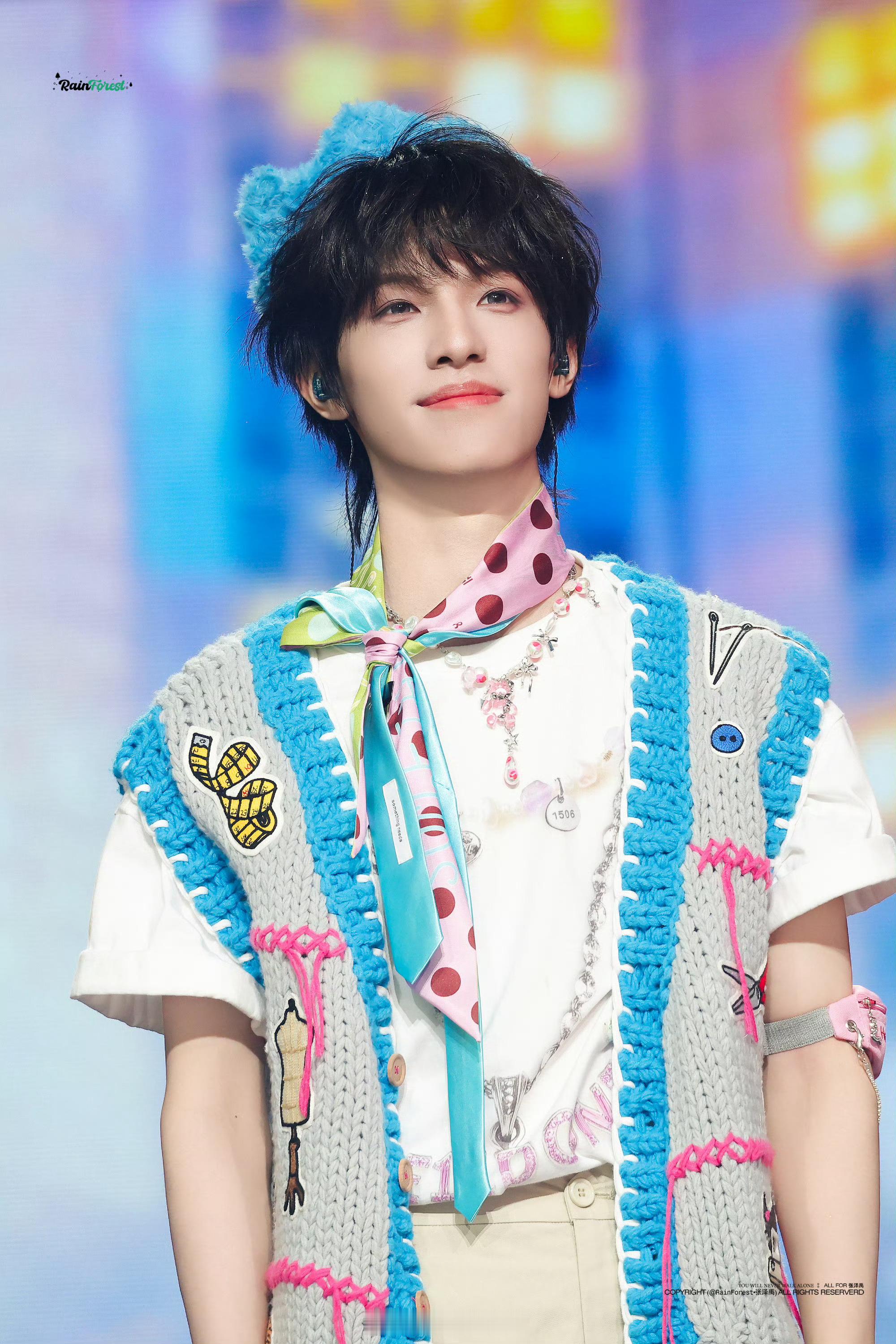 张泽禹别看手机看看我吧张泽禹毛绒小王冠 戴着毛绒小王冠的小宝也太乖了！别低头看手