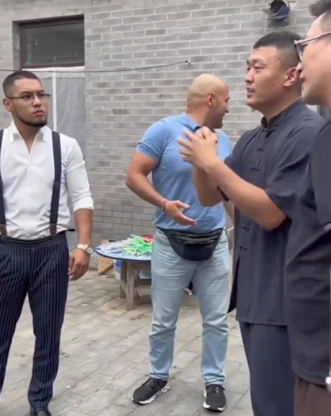 还记得国际扇耳光比赛中，将通背拳传人赵洪刚打伤的那个阿曼塔耶夫吗，近日， 他来到