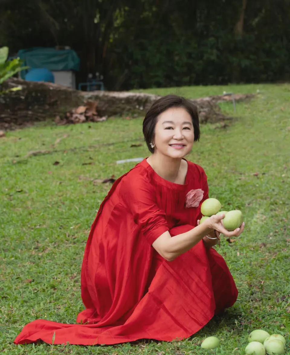 林青霞在自家后花园开心摘果子！穿一袭红裙光脚漫步，优雅惬意，格外慵懒又迷人！69