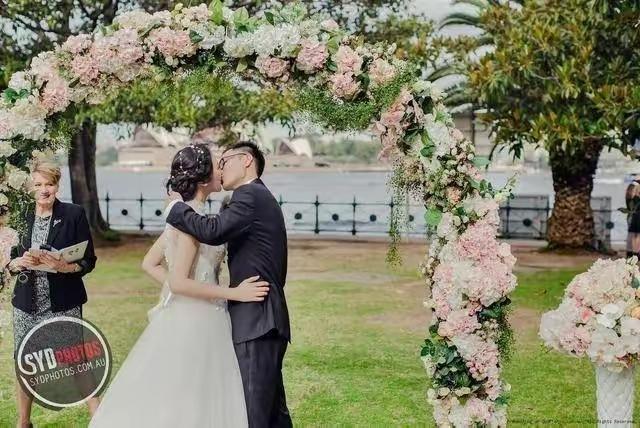 两口子离婚多年仍一起参加儿子结婚典礼！
前段时间，我收到一个同学孩子结婚的通知，