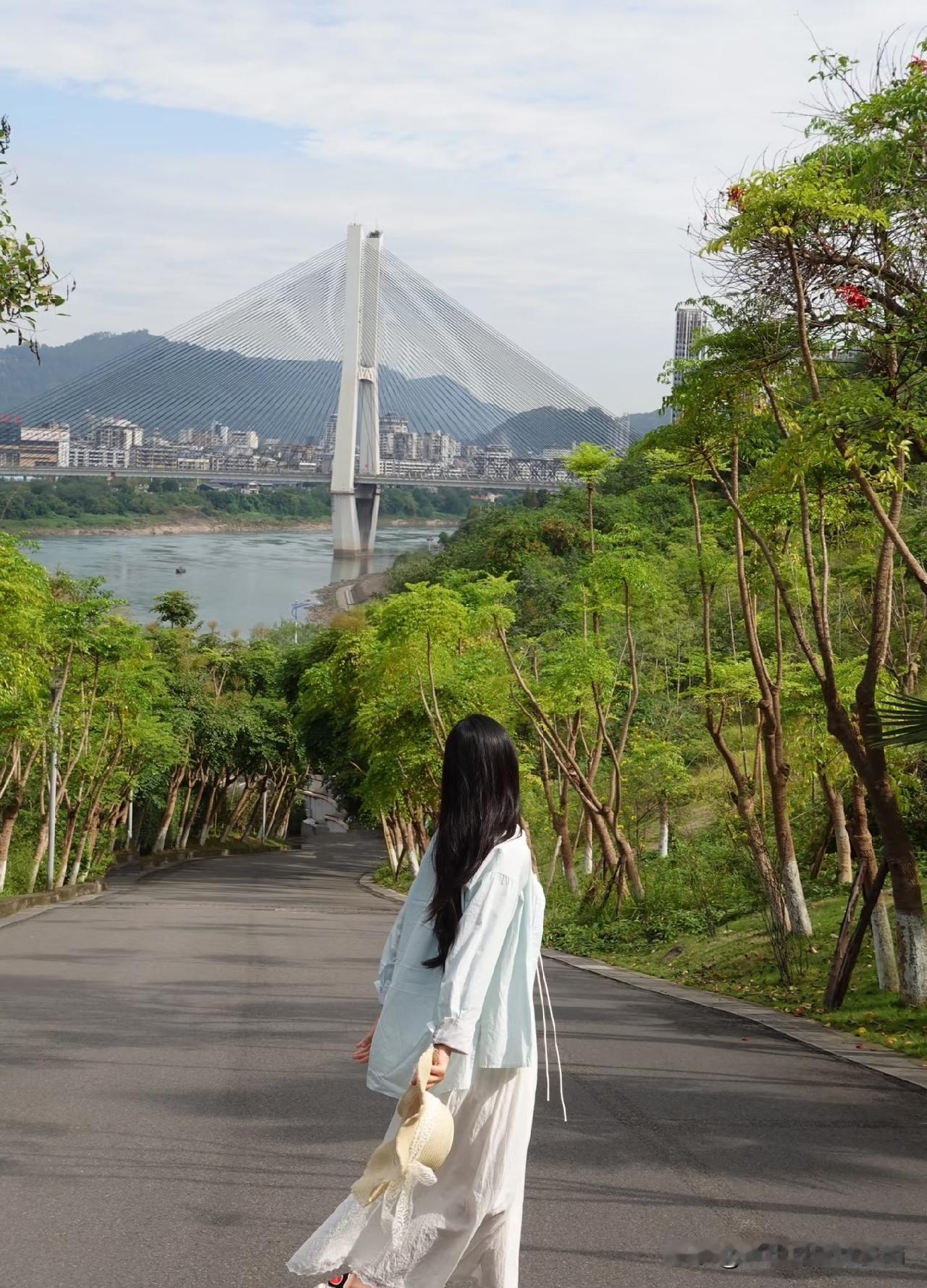 我是四川人，女，今年24岁，四川某二本大学毕业。

毕业后，我考上了老家的乡镇公