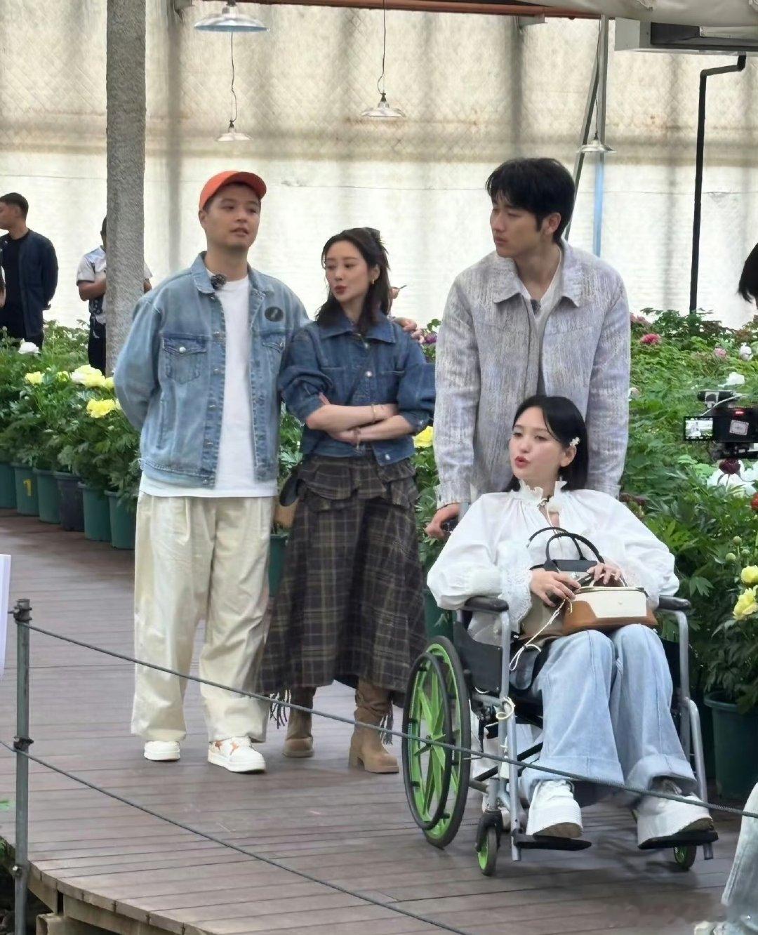 金莎腿受伤了金莎腿怎么了网友偶遇金莎坐着轮椅突如其来的受伤让人意外，金莎坐着轮椅