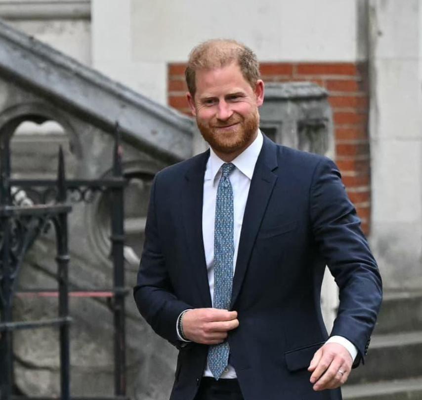 哈里王子控诉小报侵犯他的隐私，给他带来了困扰，同时给自己的亲密关系带来了创伤。