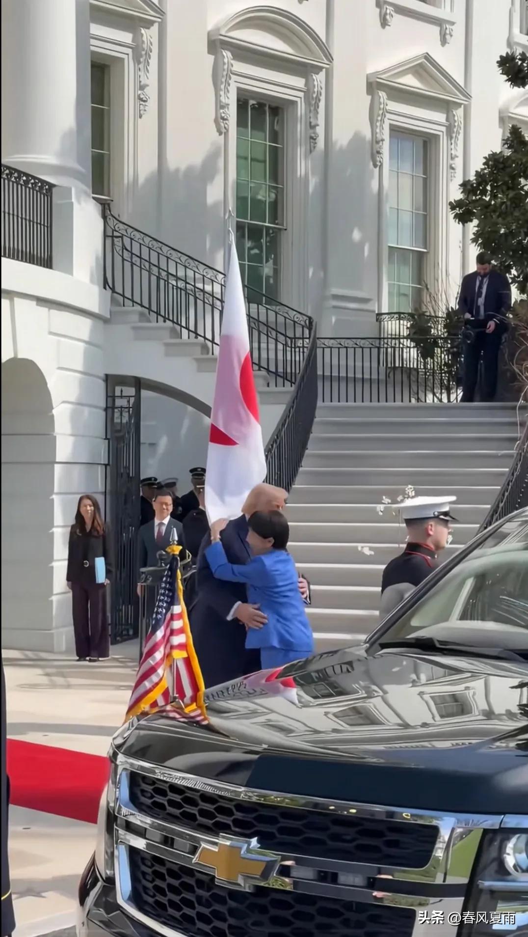 高市“张臂扑怀”一抱，国家的尊严成为一地鸡毛。·高市早苗访美，在白宫门口一下车就