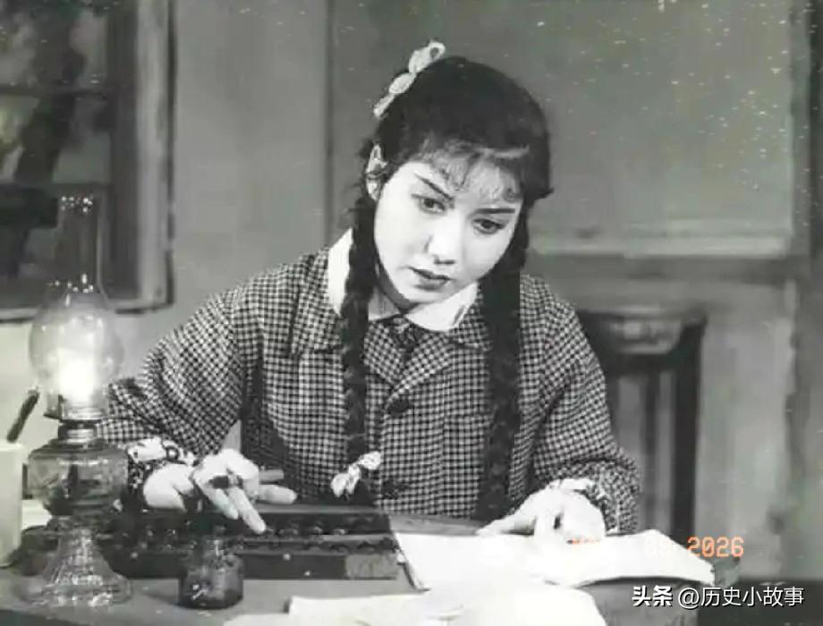 评剧皇后新凤霞做梦都没想到，毁掉她一辈子的，竟是她亲手拉拔起来的"恩徒"。
当年