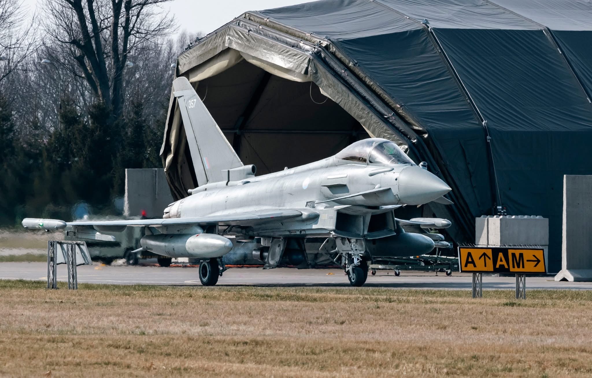 今日台风 早安，英国皇家空军（RAF）台风ZK357近期图显示其隶属于第2中队军