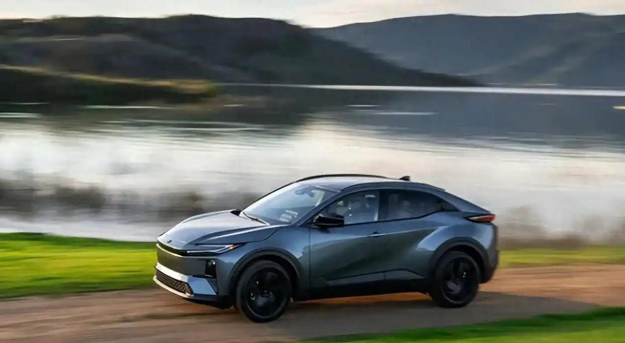 丰田突然不“佛系”了。 那个曾经被调侃“造型猛如虎，排量一点五”的C-HR，在2