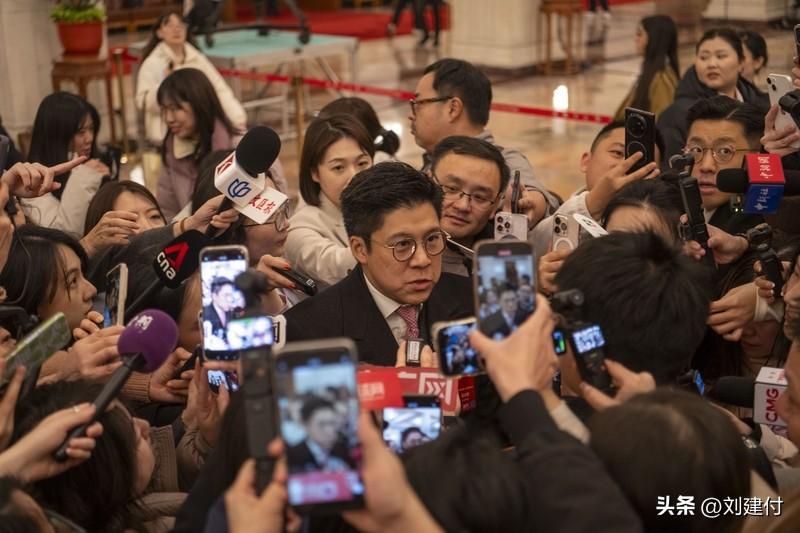 霍启刚希望明年春晚有香港分会场 霍启刚提议明年春晚设香港分会场，这想法很棒！20