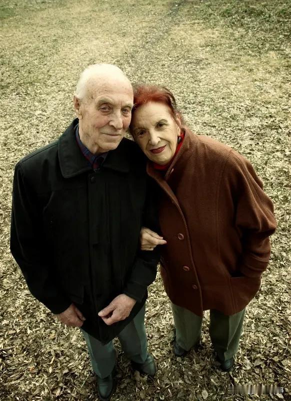 年迈的父母健在，到底是幸福还是负担？这问题像道复杂的谜题。
从情感层面，这无疑是