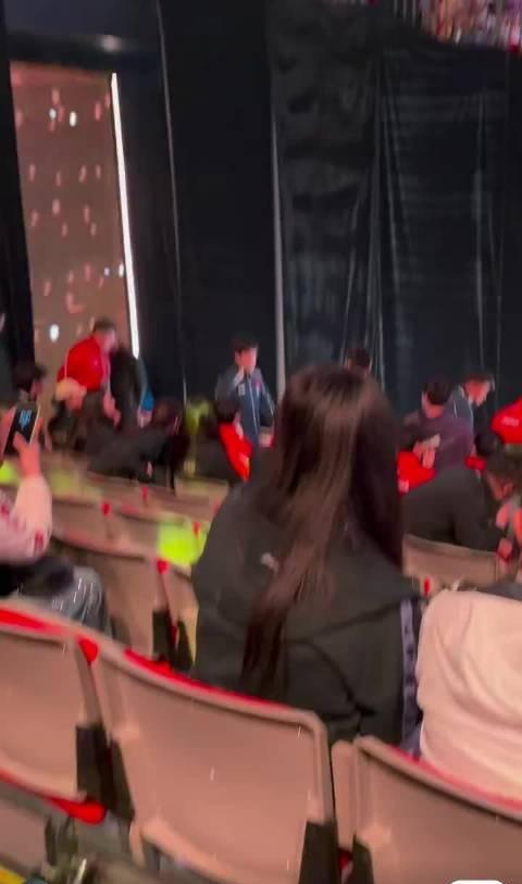 这一天天的，挺好玩的，昨天下午刷到刚刚王楚钦回京，前天晚上莎莎受伤结束比赛，昨天
