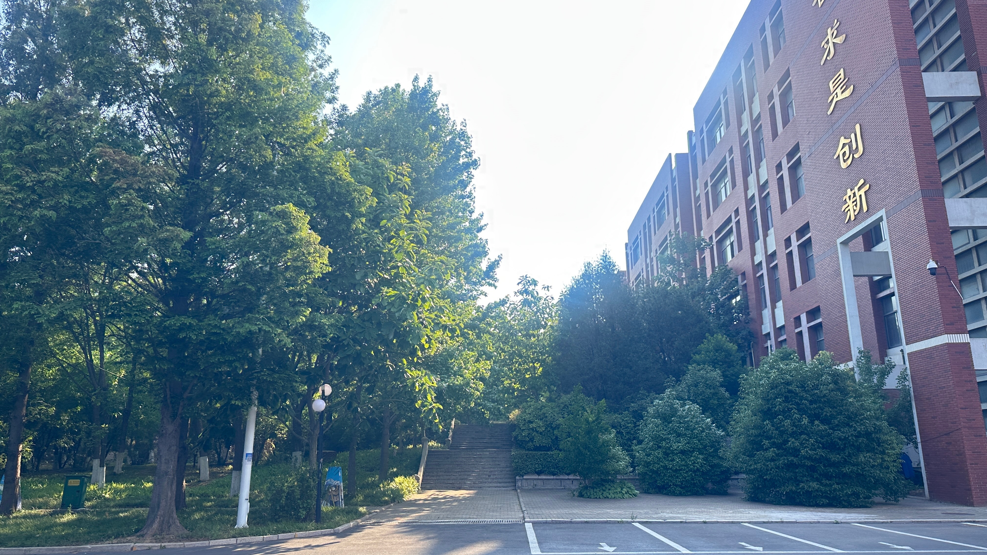 天儿是真热啊今天在山科我们每到一个地方，必去的地儿就是学校给润润强行熏陶创作活力
