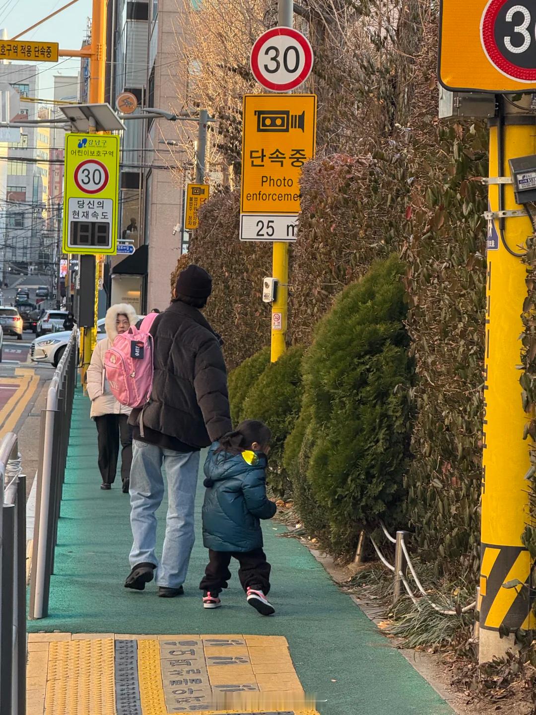 偶遇金钟大带娃 有网友偶遇金钟大带娃，帮背着女儿的粉色小书包，超级奶爸来的~ 