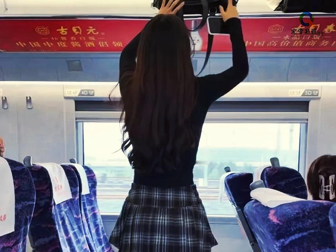 我当时就想帮她一把，却被人截胡了！！

在地铁车厢内，看到一位身材曼妙的女子，吃