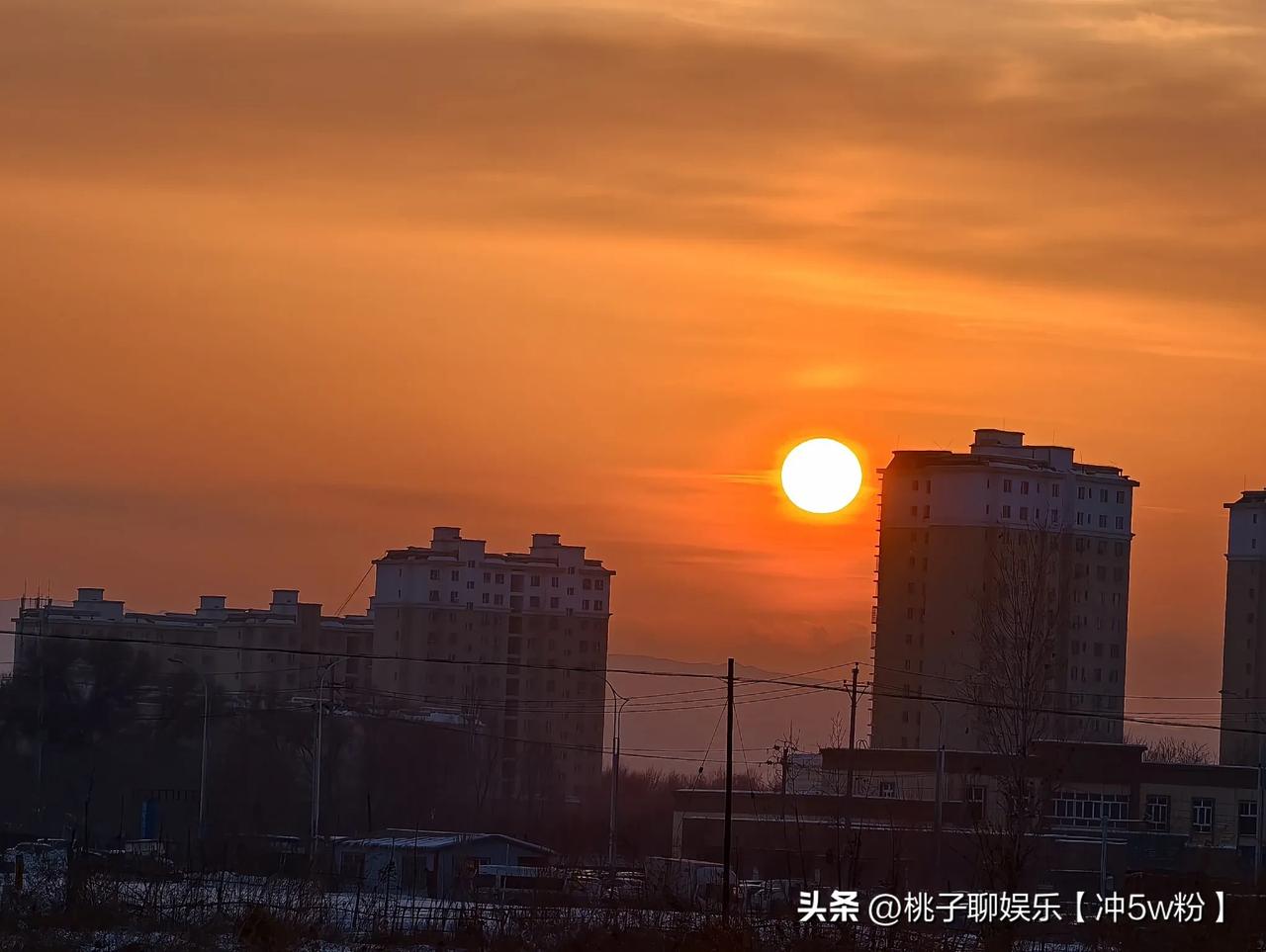 城市黄昏，暖阳洒满楼宇，宁静而美丽。