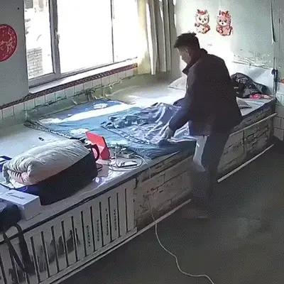 辽宁，一男子独自回到无人居住的老家过年，春节结束后，男子又要踏上返程务工之路。可