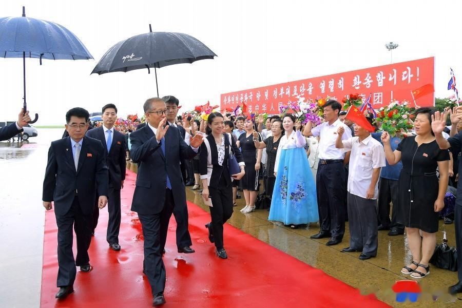中国人民的友好使者——中国党政代表团结束访朝回国

手持朝中两国国旗和花束的平壤
