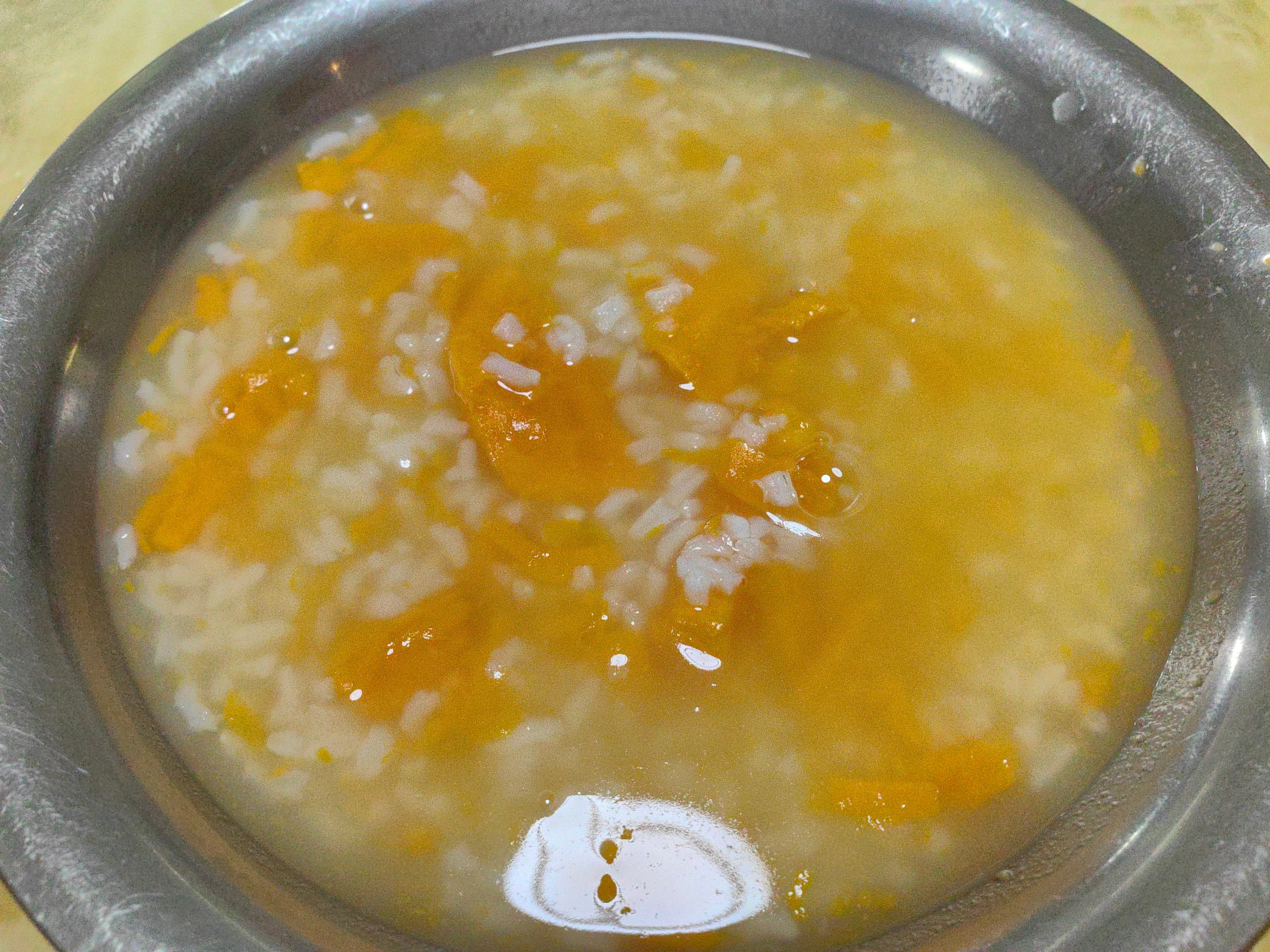 每日一餐分享简单的一餐。两个人。煎咸鱼，炒菜花黑木耳，红薯粥。 