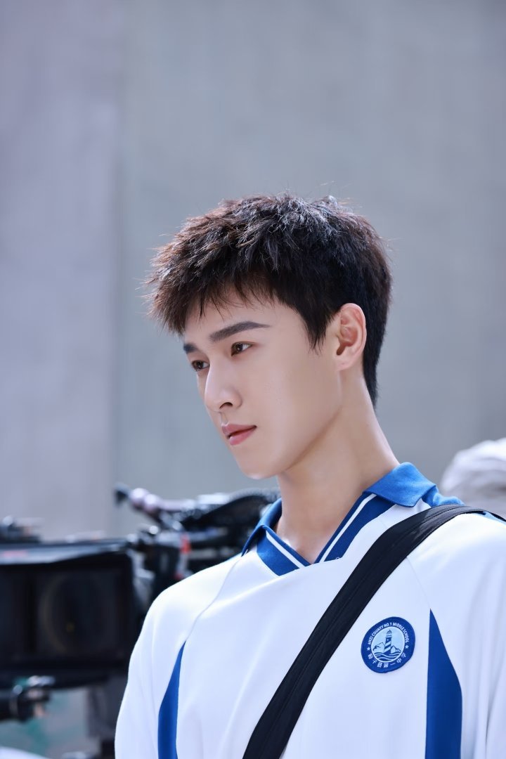 6位校园男神，谁是你的白月光？1.李昀锐《耀眼》邢武2.张凌赫《樱桃琥珀》蒋峤西