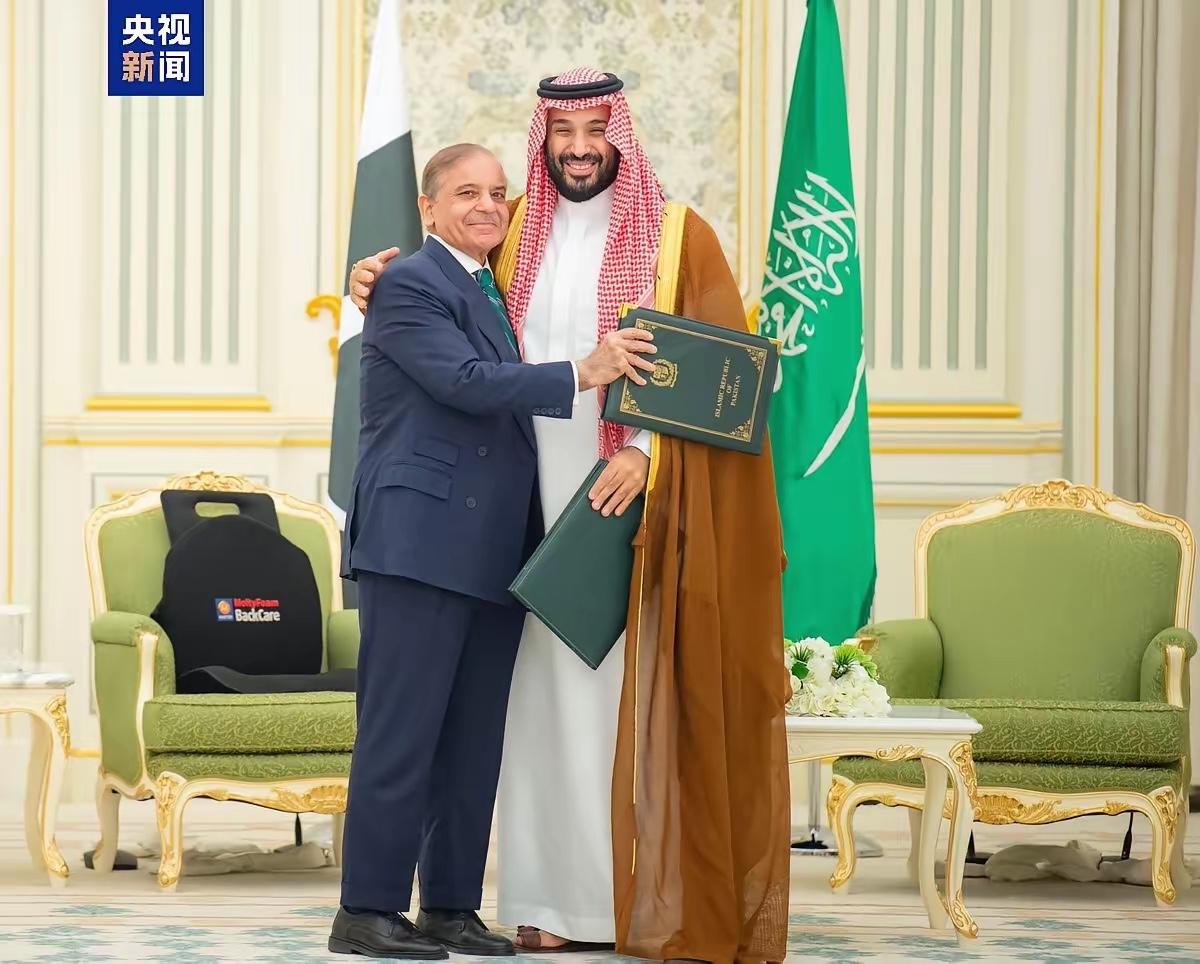 4月21日，巴基斯坦和卡塔尔签下防务协议，无意中创下了一个前无古人的纪录。
巴基