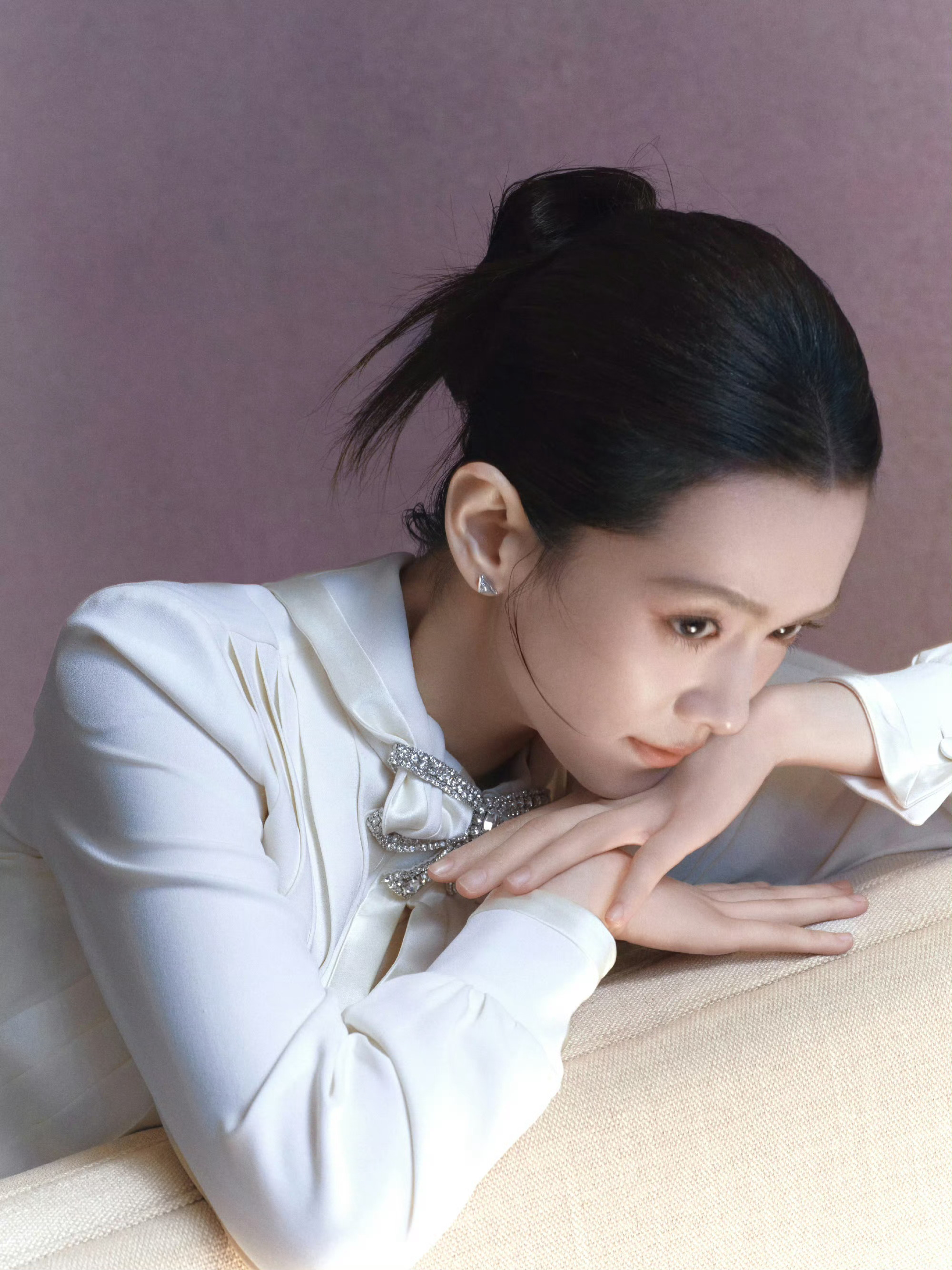 陈昊宇亮相上海国际电影电视节志愿者大使造型图集，这次两套造型都很有记忆点。优雅蝴